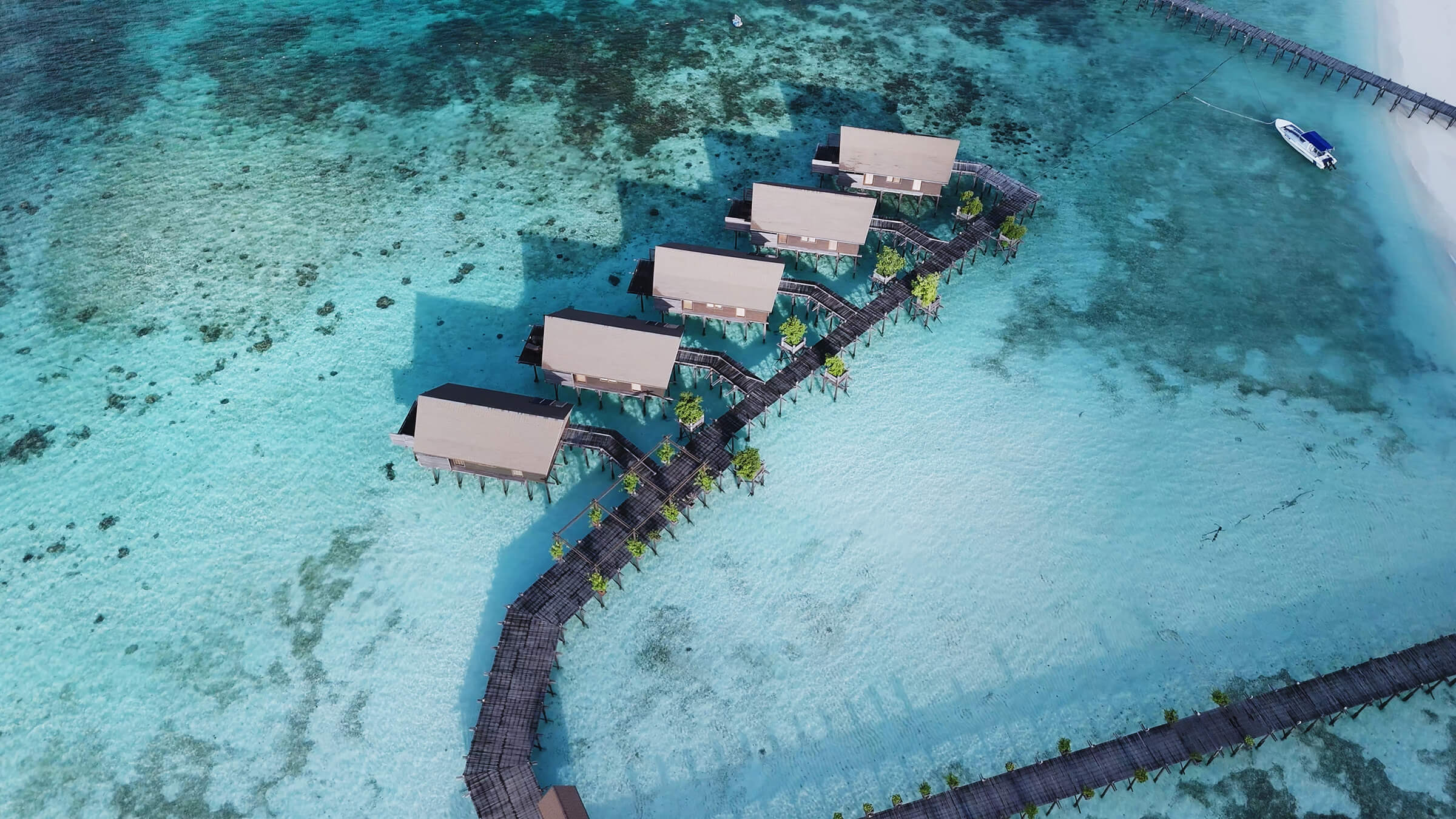 Lankayan Island Dive Resort, white sand and turquoise water in the Sulu Sea